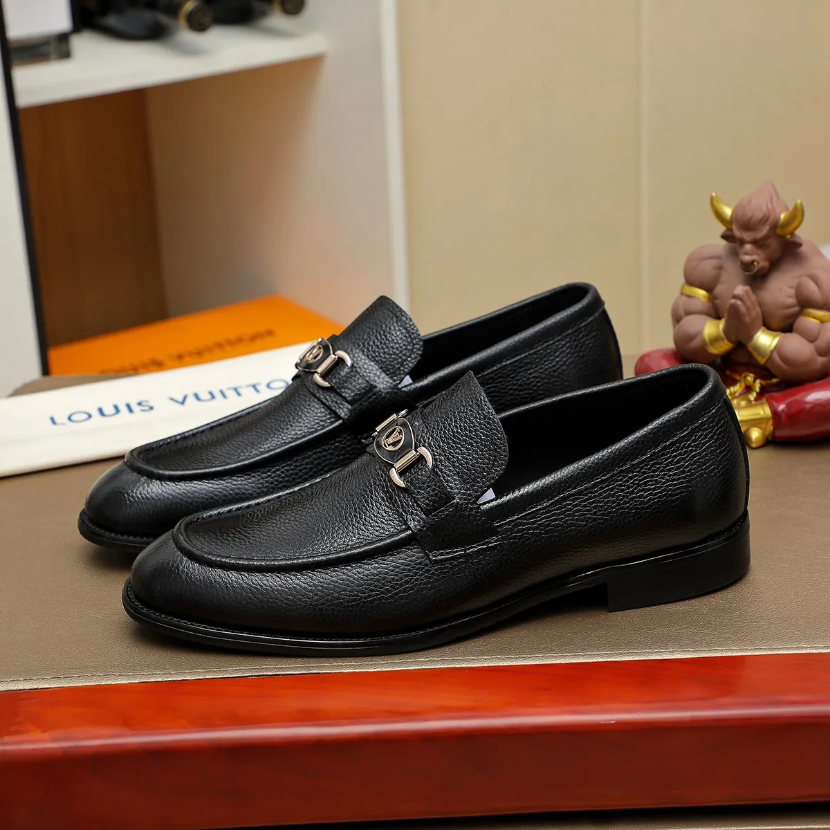 Men's shoes 💰 440💰 Louis Vuitton LV ® 🆕 model 🔛 full shoe counter, first layer cowhide, 🐂leather lining casual shoes for men, super soft outsole, a must-have for driving. The counter is synchronized with the original first layer cowhide, completely 1:1 mold customization 🌹 top version, color optional! Number: 38-44 (45.46 customized)